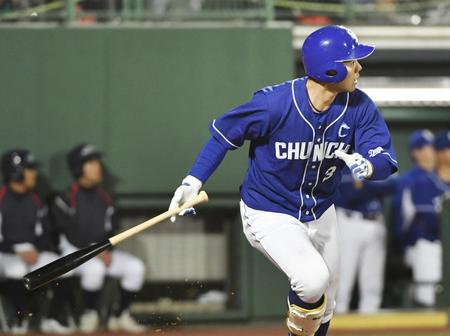 　９回、高橋が左中間に適時二塁打を放つ