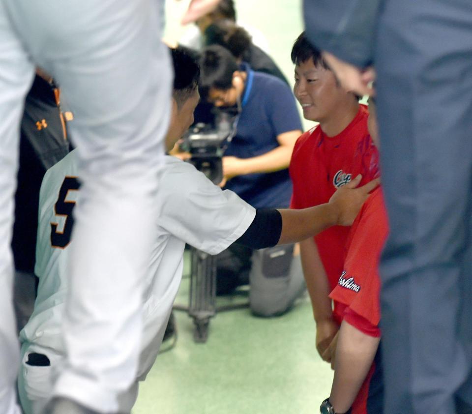 前日の死球を謝罪。巨人・中島宏之と和解し、ほっとした笑顔を見せる広島・一岡竜司＝東京ドーム（撮影・金田祐二）