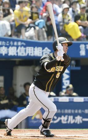　１回阪神、近本が右越えに先頭打者本塁打を放つ＝横浜