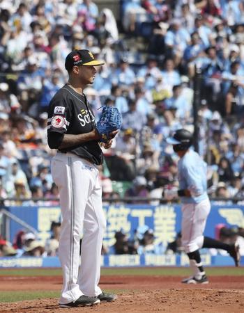 　２回ロッテ無死、中村奨（右）に本塁打を浴びたソフトバンクのミランダ＝ＺＯＺＯマリン