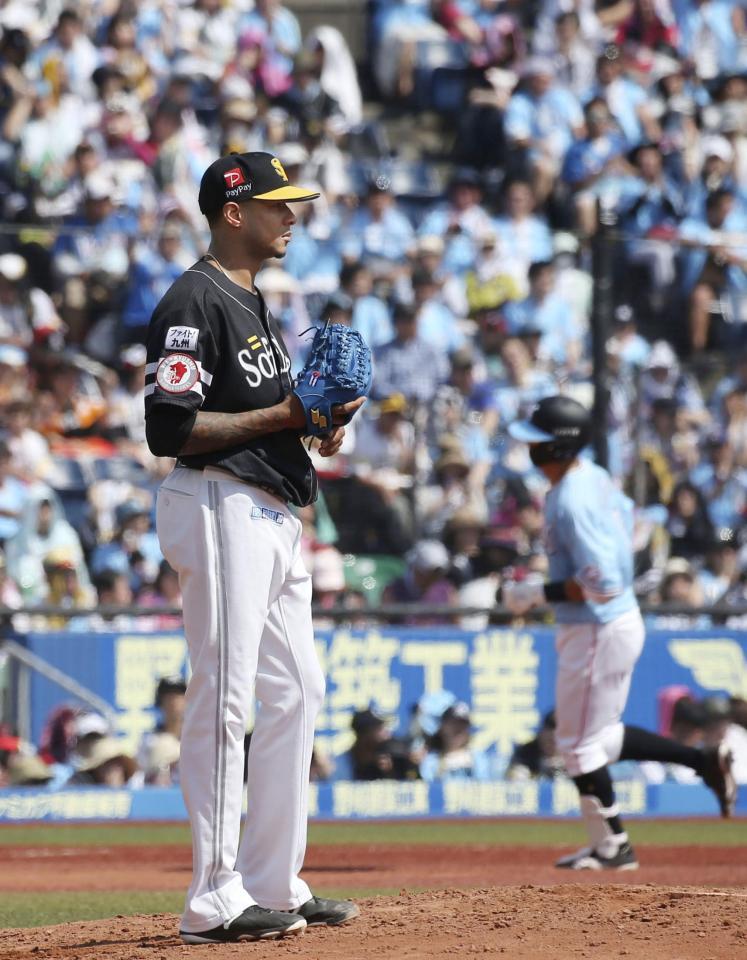 　２回ロッテ無死、中村奨（右）に本塁打を浴びたソフトバンクのミランダ＝ＺＯＺＯマリン