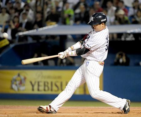 ４回、２ランを放つ村上（撮影・中田匡峻）