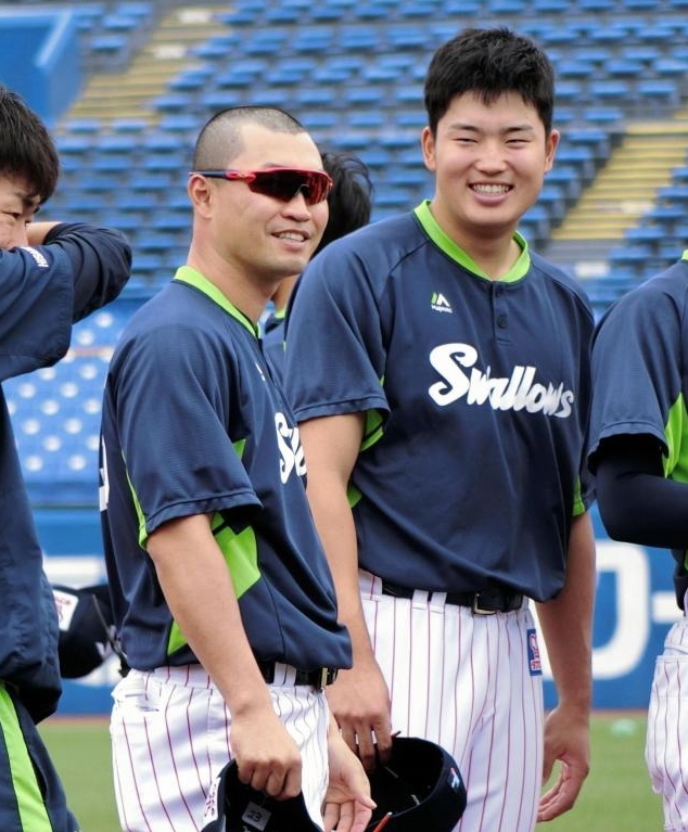 丸刈り頭で笑顔を見せるヤクルト・青木（左、右は村上）