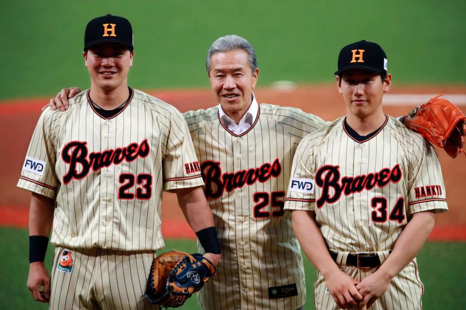 山田久志氏が背番号２５阪急ユニで始球式 ２２勝した 大したことないな 野球 デイリースポーツ Online