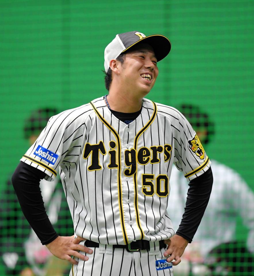 練習中、笑顔を見せる阪神・青柳晃洋＝甲子園（撮影・高部洋祐）