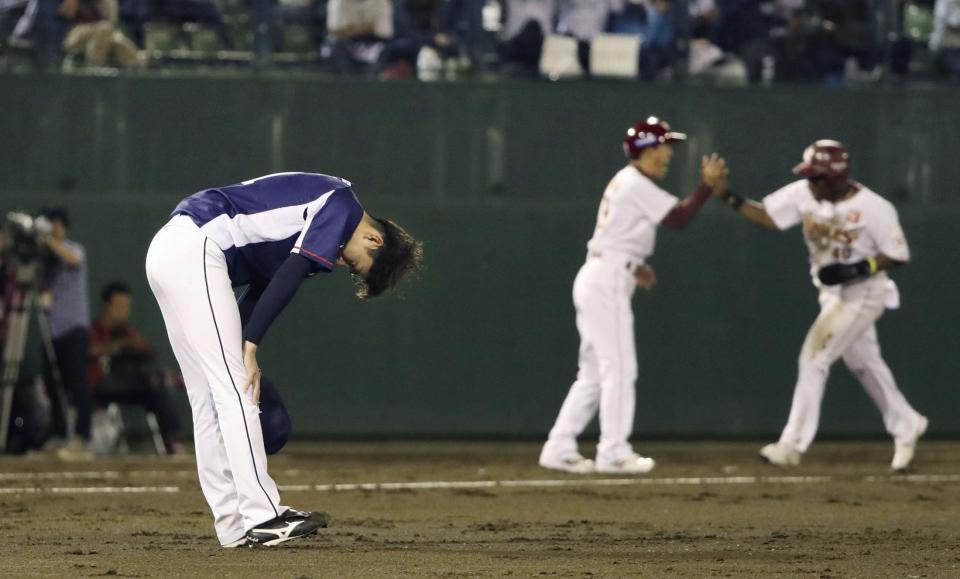 　７回、楽天・ブラッシュに逆転３ランを浴び、肩を落とす西武・今井。右は二走ウィーラー＝盛岡