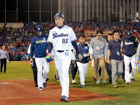 　１２連敗となり、足取り重く引き揚げる小川監督