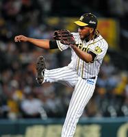 ９回を無失点に抑える阪神　ラファエル・ドリス＝甲子園（撮影・田中太一）