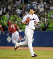 ５回広島２死一、三塁、広島・鈴木誠也に同点適時二塁打を浴びるヤクルト・高橋奎二＝神宮球場（撮影・中田匡峻）