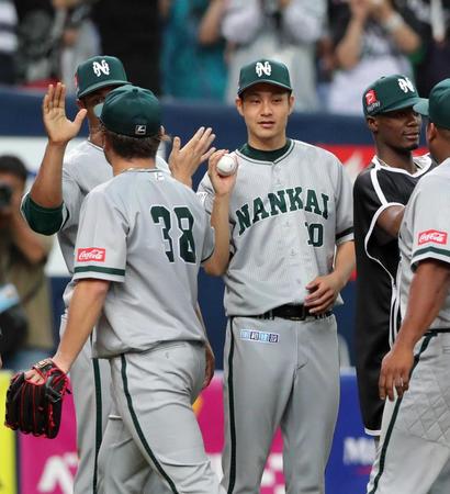 　森（左）からウイニングボールを受け取った大竹（中央）