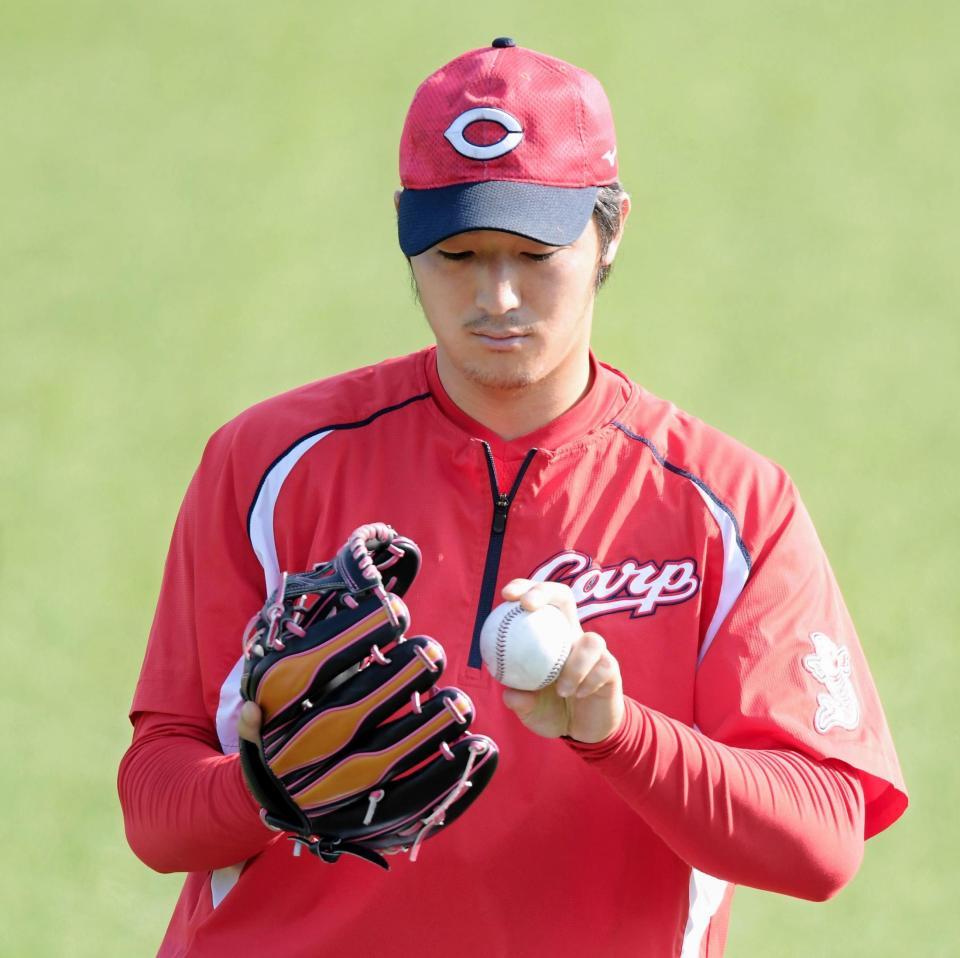 握りを確認しながらキャッチボールをする広島・床田寛樹＝神宮球場（撮影・中田匡峻）