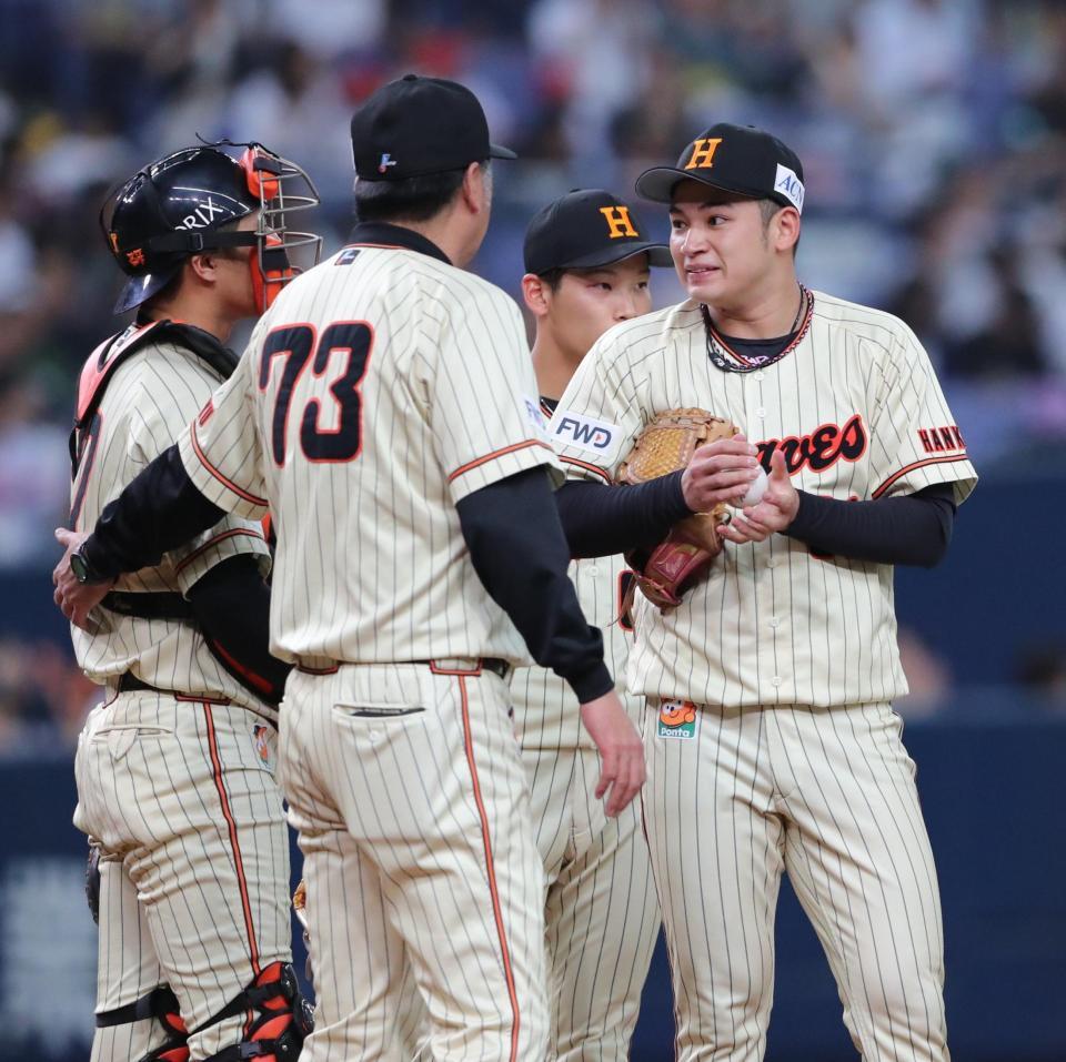 ２回、味方の失策などで失点したオリックス・榊原（右）は激励を受けた