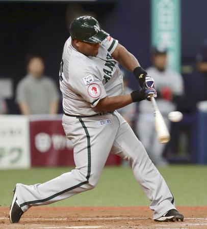 　８回、デスパイネが左前に勝ち越し打を放つ＝京セラドーム