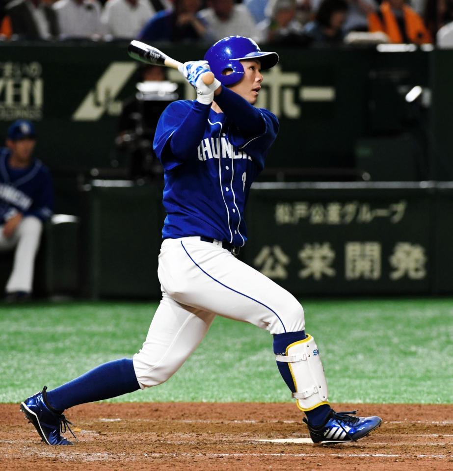 　５回、右越え本塁打を放つ中日・高橋周平