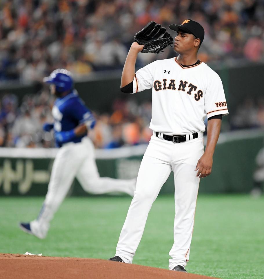 １回、ビシエドに先制２ランを浴びた巨人・メルセデス＝東京ドーム（撮影・中田匡峻）