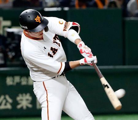 　５回巨人無死一塁、坂本勇が左越えに２打席連続本塁打となる２ランを放つ＝東京ドーム
