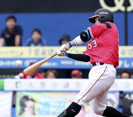 　４回、江村が左越えにプロ初本塁打となる満塁本塁打を放つ