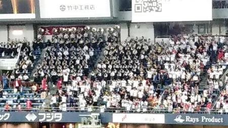 ライトスタンドで演奏する大阪桐蔭吹奏楽部とバファローズ応援団
