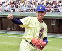 ベンチ前でキャッチボールを行う星稜・奥川（撮影・道辻　歩