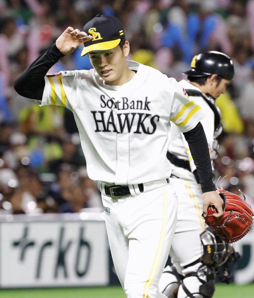 　７回途中、６失点で降板するソフトバンク・高橋礼＝ヤフオクドーム