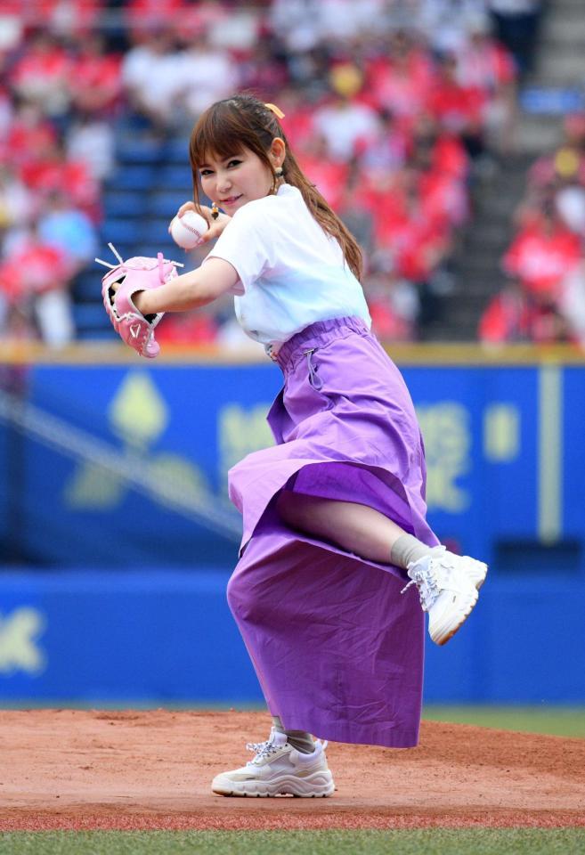 ロッテ中川翔子が始球式 ピンクのグラブで登場 野球 デイリースポーツ Online