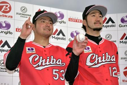 　プロ初本塁打のボールを手に笑顔を見せるロッテ・江村（左）と３勝目を挙げた石川