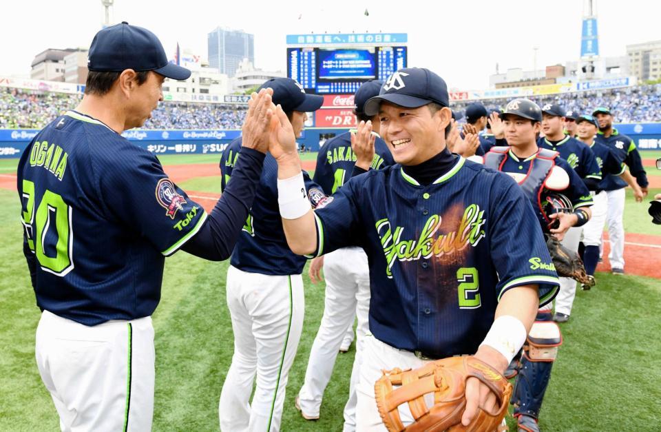 　小川監督（左）と勝利のタッチを交わす大引（中央）らヤクルトナイン