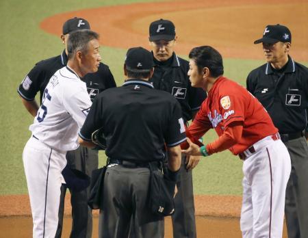 　試合前、握手する西武・辻監督（左）と広島・緒方監督＝メットライフドーム　