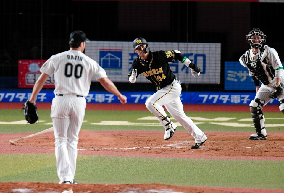 ９回、原口に適時二塁打を許したレイビン（左）