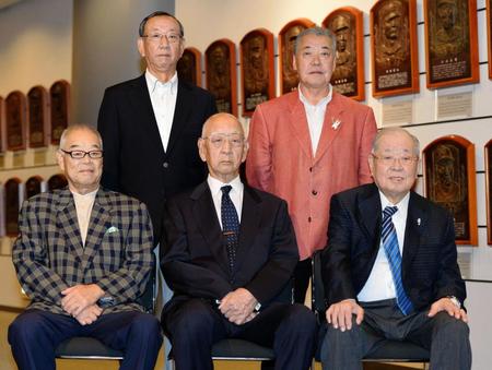ＮＰＢプロ研修特例面談に参加した（前列左から）門田博光氏、杉下茂氏、野村克也氏（後列左から）堀内恒夫氏、福本豊氏＝野球殿堂博物館（撮影・村中拓久）