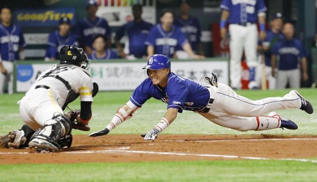 ソフトバンク・明石　好返球で大島のランニング弾を阻止