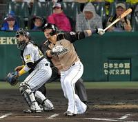 　６回、適時二塁打を放つ中田（撮影・高部洋祐）