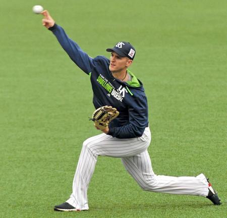 　梅雨入りで中止となりキャッチボールで調整するブキャナン