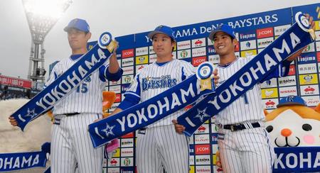 西武に勝利し、ヒーローに選ばれた（左から）井納、中井、桑原＝横浜スタジアム（撮影・中田匡峻）