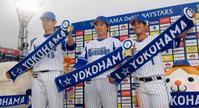 西武に勝利し、ヒーローに選ばれた（左から）井納、中井、桑原＝横浜スタジアム（撮影・中田匡峻）