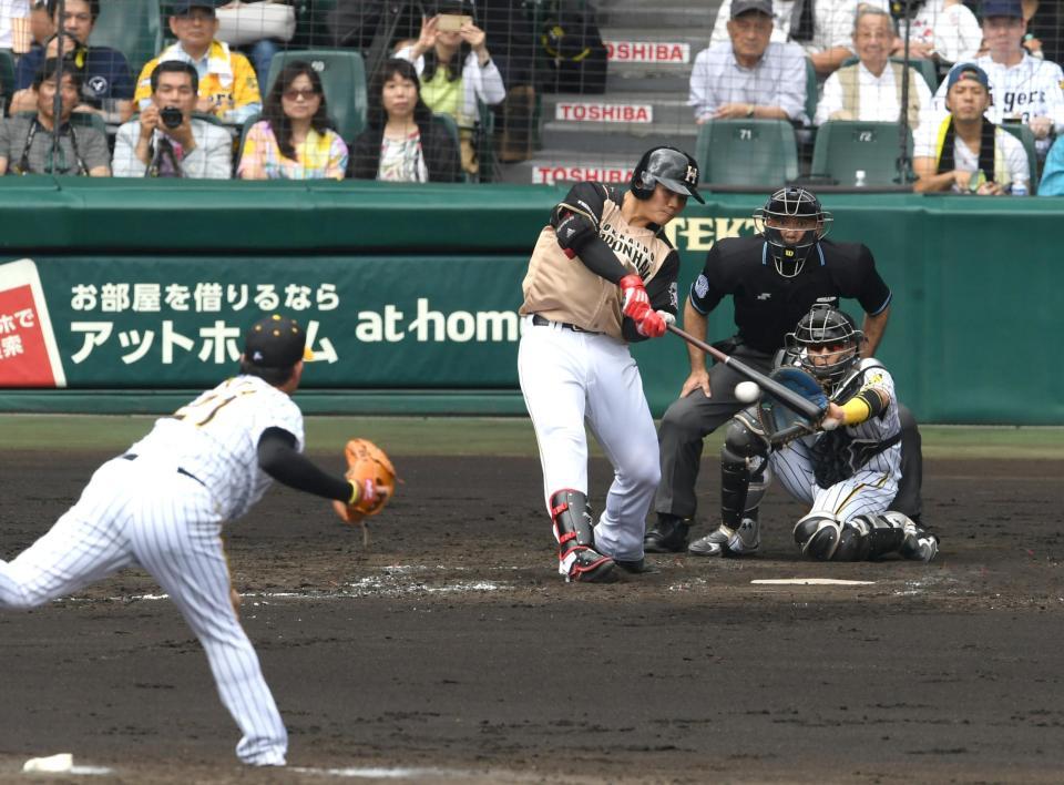 ４回日本ハム１死一・三塁、日本ハム・清宮幸太郎は右前に先制適時打を放つ（投手　阪神・岩田稔、捕手　阪神・梅野隆太郎）＝甲子園（撮影・山口登）