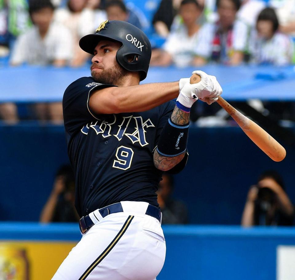 ３回オリックス１死一、三塁、左越えに逆転３ランを放つオリックス　ステフェン・ロメロ＝神宮（撮影・出月俊成）