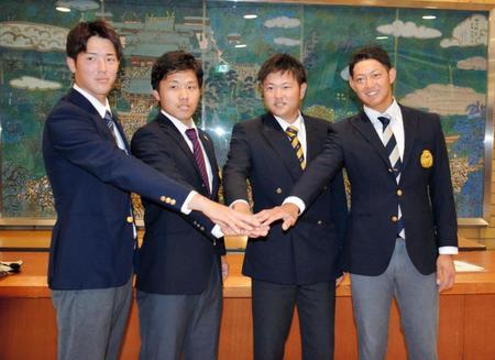 大学日本一へ健闘を誓い合った（右から）東洋大・佐藤、東北福祉大・津森、東海大・海野、明大・森下