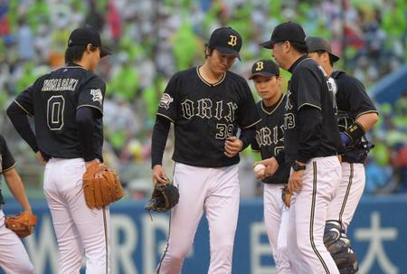 ６回、勝ち越しを許し、がっくり降板するオリックス・小林慶祐＝神宮（撮影・金田祐二）