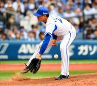 ５回、打球が足に当たったＤｅＮＡ・上茶谷大河＝横浜スタジアム（撮影・棚橋慶太）