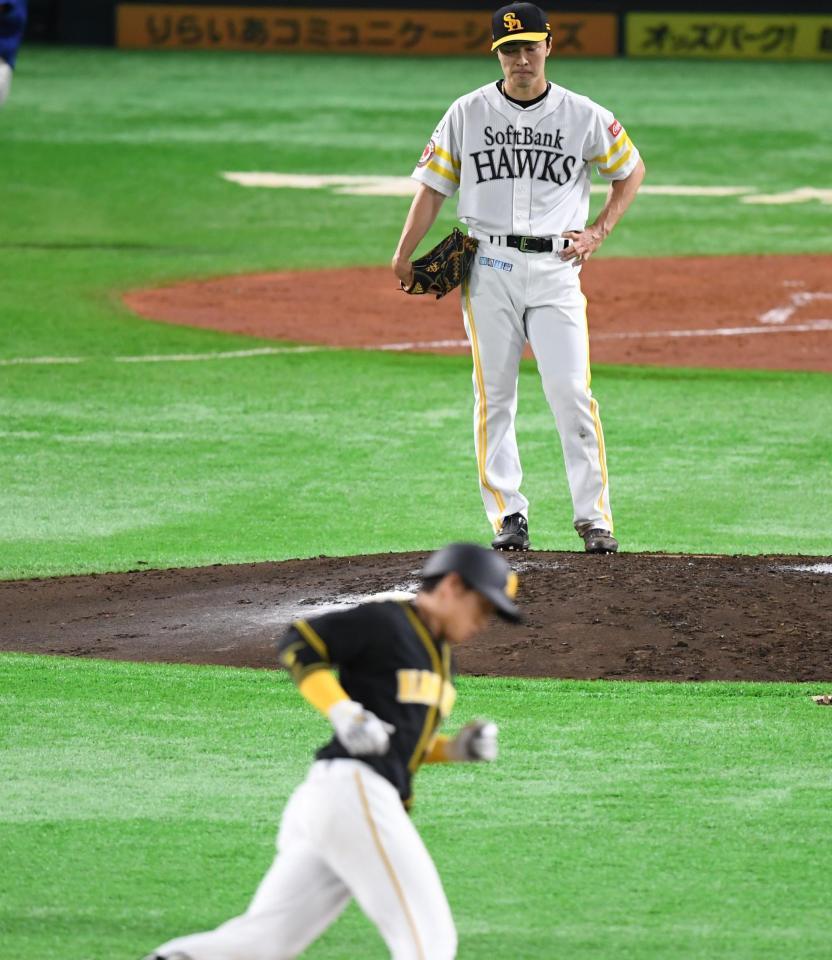 　４回１死一塁、阪神・梅野に２ランを許した和田