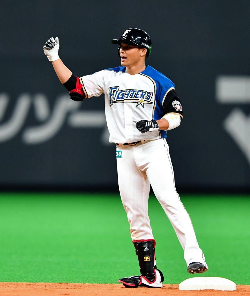 　延長１０回、同点の適時二塁打を放ち、ガッツポーズをする王柏融