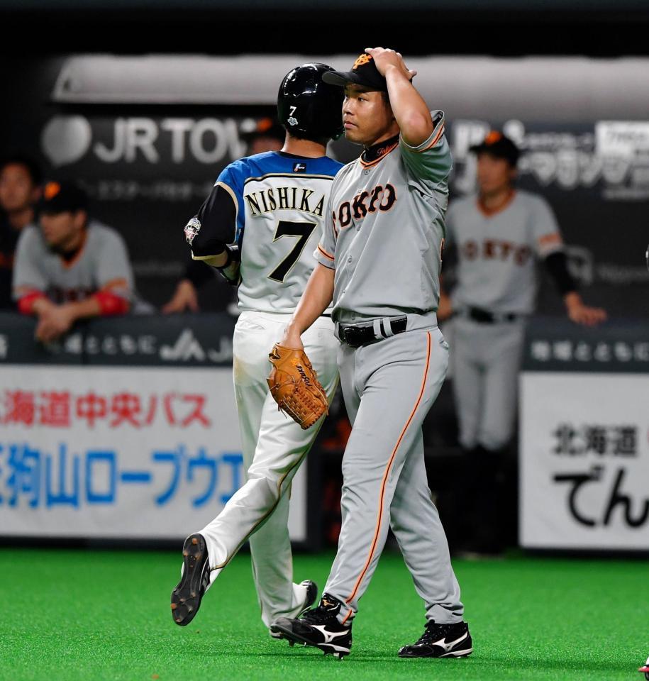 ７回、同点に追いつかれた巨人・高木京介＝札幌ドーム（撮影・出月俊成）