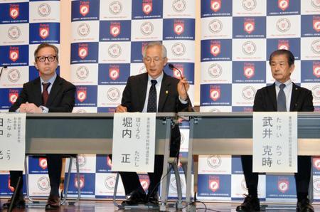 　第１０２回全国高校野球選手権東・西東京大会で東京ドームを使用することを発表した東京都高野連・武井専務理事（右）