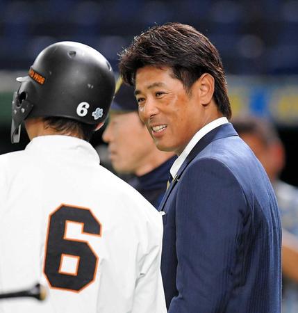 　試合前に坂本勇（左）に声をかける日本代表・稲葉監督