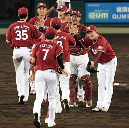 　延長戦を制し喜ぶ松井（右）＝２０日