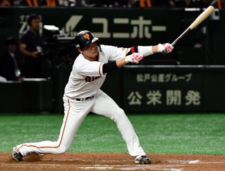 ６回、空振りの三振に倒れる巨人・坂本勇人はここまで全部三振＝東京ドーム（撮影・三好信也）