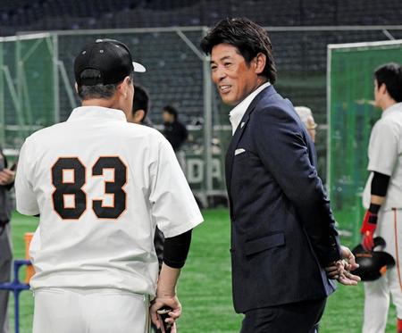巨人・原辰徳監督と笑顔で話す稲葉篤紀侍ジャパン代表監督（右）＝東京ドーム（撮影・三好信也）