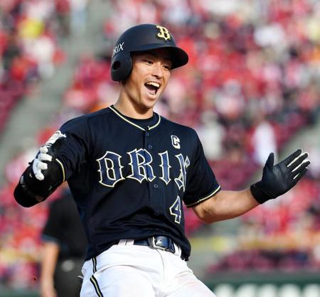 延長１０回、１イニング４本目となる適時三塁打を放ち笑顔の福田