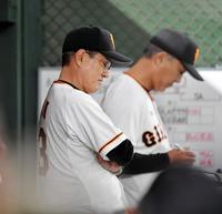 交流戦優勝を逃し、ベンチでうつむく原監督（左）